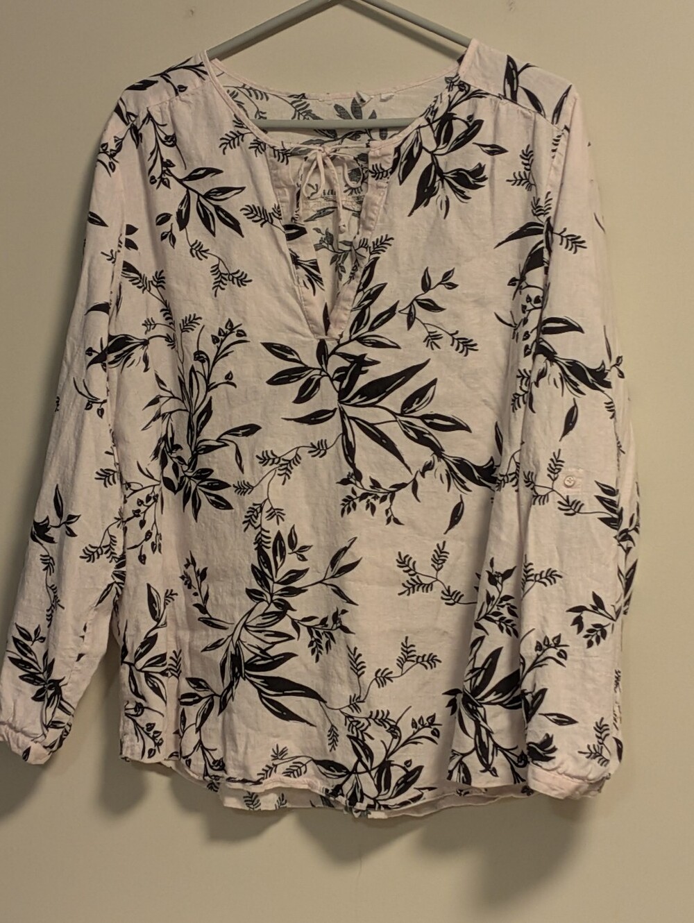 Light Pink Floral Tie-Neck Blouse - Women Tops. Tie Back Sleeve Option. GUC.